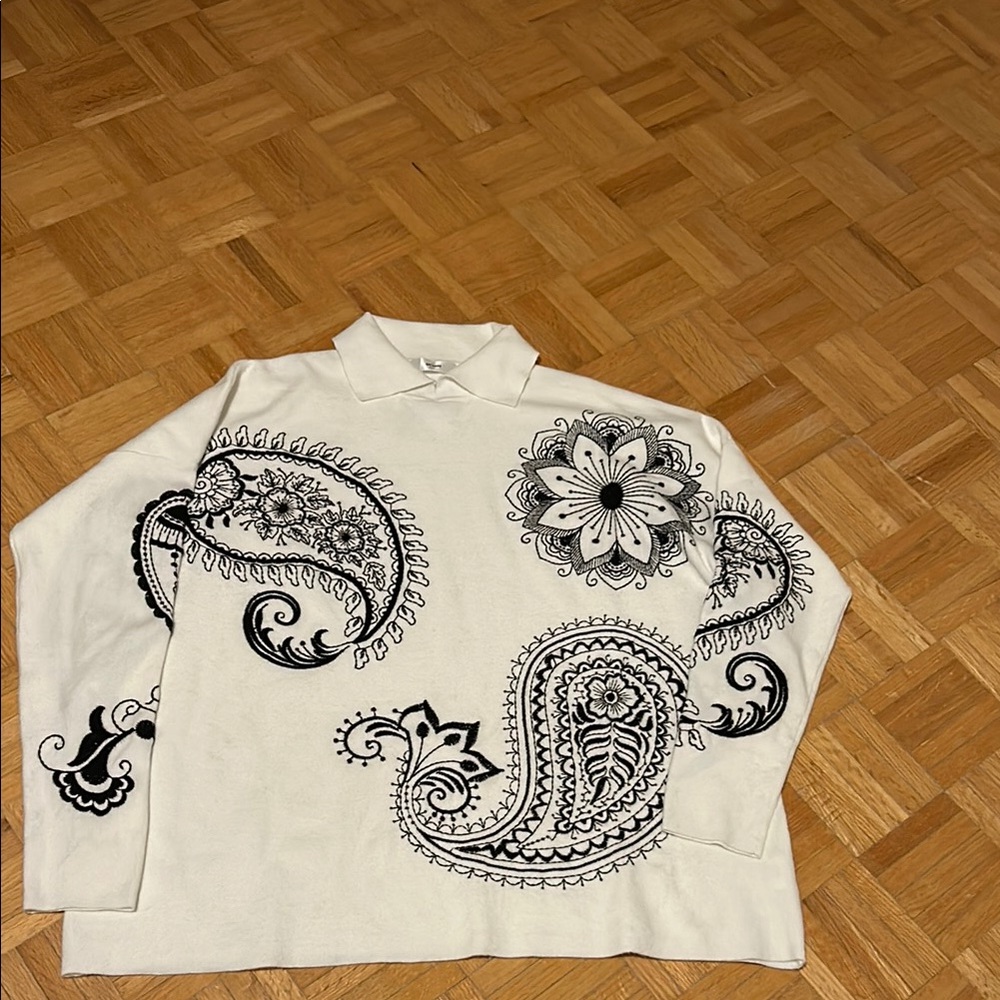 Uchuu Montreal White Paisley Sweater